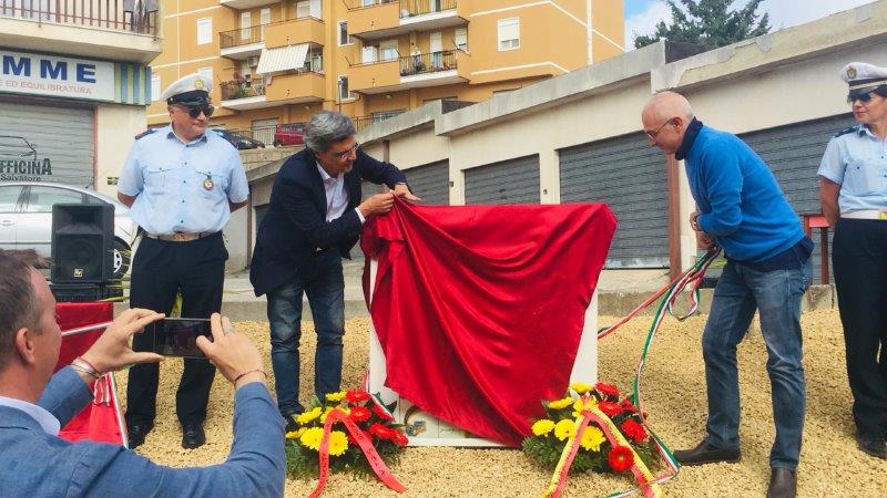 Svelamento della ceramica raffigurante padre Puglisi