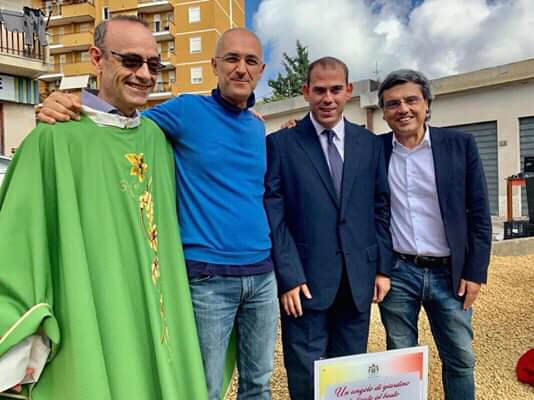 Salvo La Rosa; Vincenzo Siracusa, Presidente del Comitato di Quartiere Pizzo Carano Sant'Anna di San Cataldo; Maurizio Artale e il parroco di San Cataldo (CL) (foto tratta dal post su Facebook di Salvo La Rosa)