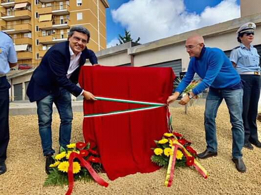 Maurizio Artale e il presentatore Salvo La Rosa con la ceramica raffigurante il Beato Puglisi (foto tratta dal post su Facebook di Salvo La Rosa)