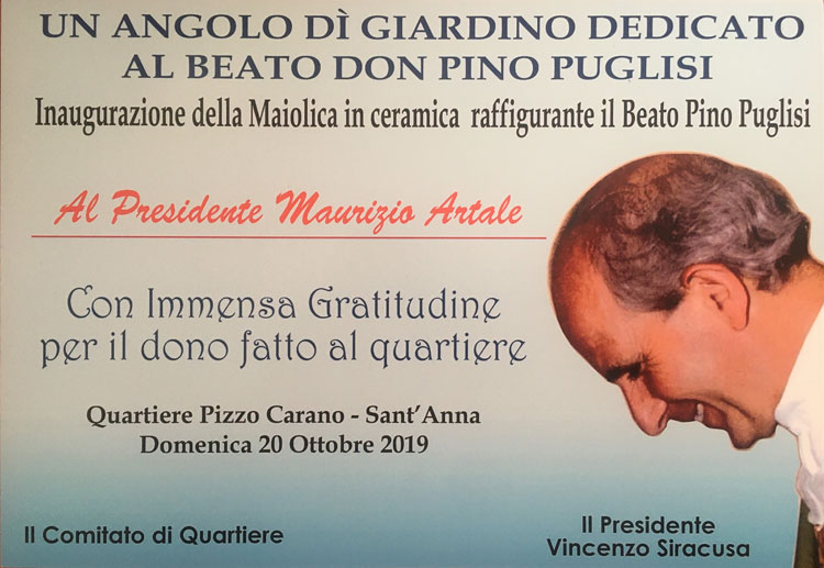 Targa ricordo consegnata al presidente del Centro di Accoglienza Padre Nostro