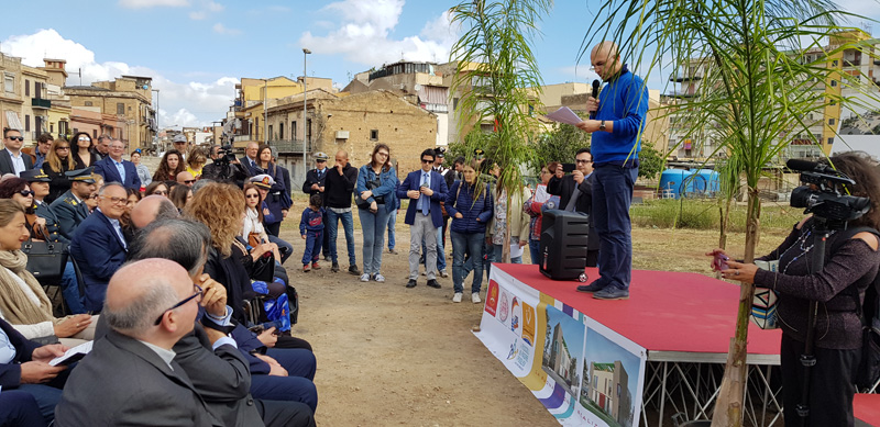 Manifestazione di solidariet� presso il terreno in cui sorger� l'asilo nido 'i piccoli di padre Puglisi'