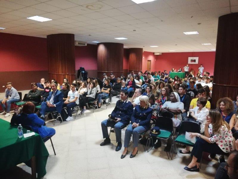 Alcuni momenti durante le domande poste dai giovani al Prefetto, Dott.ssa Antonella De Miro