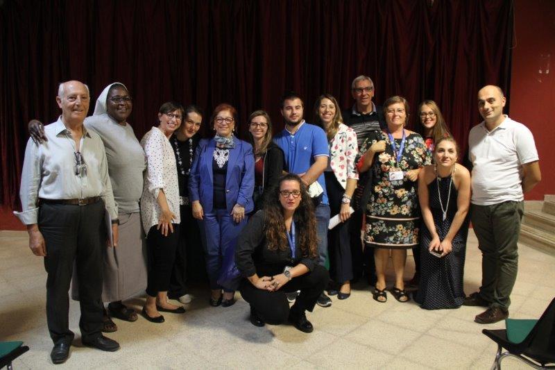 Foto di gruppo con alcuni volontari ed operatori del Centro di Accoglienza Padre Nostro