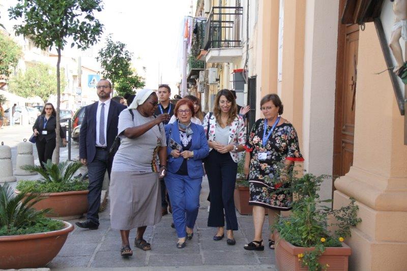 Il Prefetto, Dott.ssa Antonella De Miro, e i  volontari del Centro si dirigo verso l'Auditorium Giuseppe Di Matteo