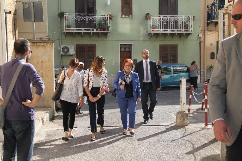 Il Prefetto, Dott.ssa Antonella De Miro, e i  volontari del Centro si dirigo verso l'Auditorium Giuseppe Di Matteo