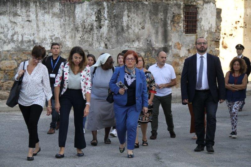 Il Prefetto, Dott.ssa Antonella De Miro, e i  volontari del Centro si dirigo verso l'Auditorium Giuseppe Di Matteo