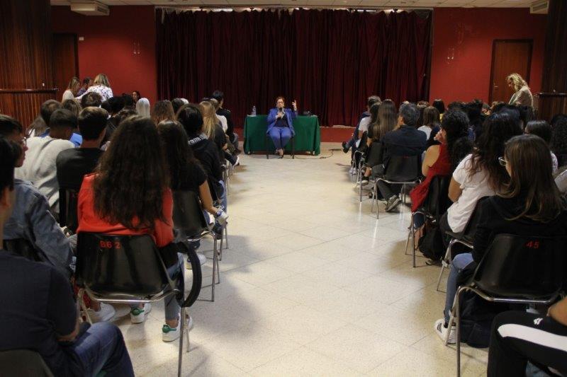 Saluti del Prefetto, Dott.ssa Antonella De Miro, ai giovani di Brancaccio, del Centro di Accoglienza Padre Nostro e agli studenti dei Liceo 'Danilo Dolci' e 'Ernesto Basile'