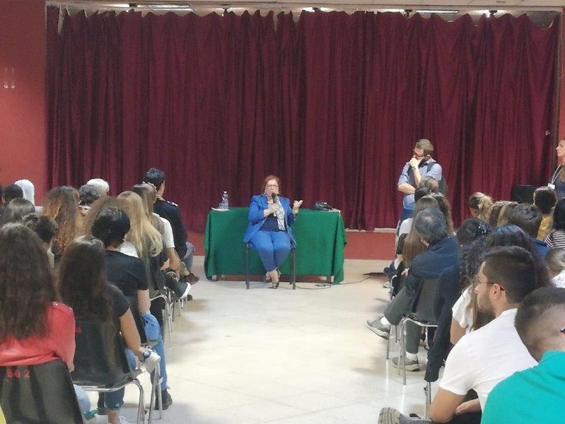 Alcuni momenti durante le domande poste dai giovani al Prefetto, Dott.ssa Antonella De Miro
