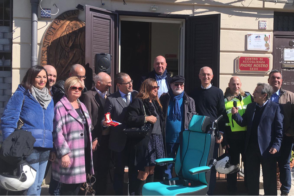 Rotary Club Palermo - Teatro del Sole dona uno scoiattolo montascale alla casa-museo del Beao Giuseppe Puglisi. Persone con disabilit� fisiche potranno visitare la casa di don Pino