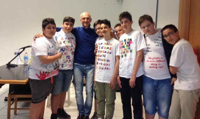 Foto di gruppo con gli studenti della scuola Torrita di Siena