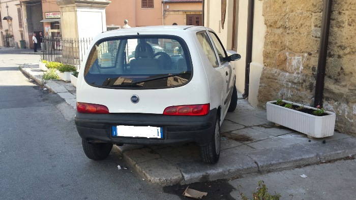 L'auto parcheggiata davanti al Centro Aggregativo Diurno per Anziani e la fioriera spostata vicino al muro