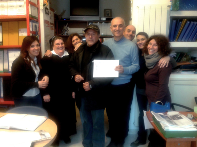 Nella foto il Sig. Marizio Lucchese, Maurizio Artale e i volontari del Centro Padre Nostro