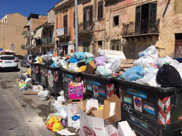 Rifiuti, ecco i cassonetti davanti al centro di don Puglisi