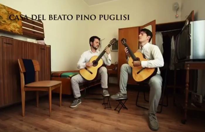 Performance musicale di due chitarristi nei luoghi simbolo della vita del Beato Giuseppe Puglisi