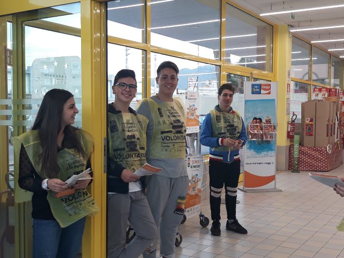 Colletta Alimentare. I volontari del Centro di Accoglienza Padre Nostro all'Eurospin di Brancaccio