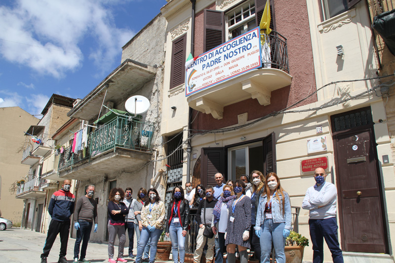 Un artigiano palermitano dona delle mascherine realizzate con bandane ai volontari del Centro di Accoglienza Padre Nostro
