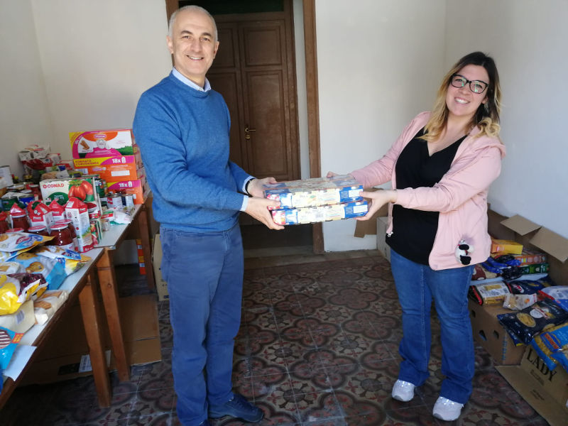 Gesti di solidariet� al Centro di Accoglienza Padre Nostro: donazione alimentare da parte dei genitori dell'Istituto Comprensivo Vittorio Emanuele III di Palermo