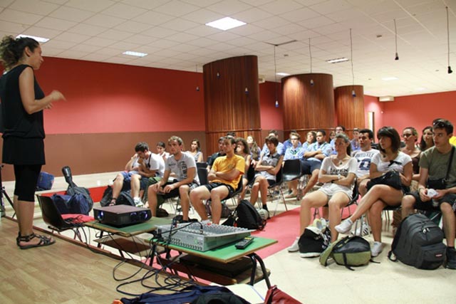 Momento di testimonianza con un volontario del Centro di Accoglienza Padre Nostro