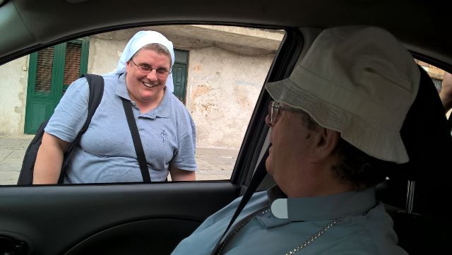 Il saluto della nostra Suor Cristina al gruppo in visita presso i luoghi del Beato Puglisi