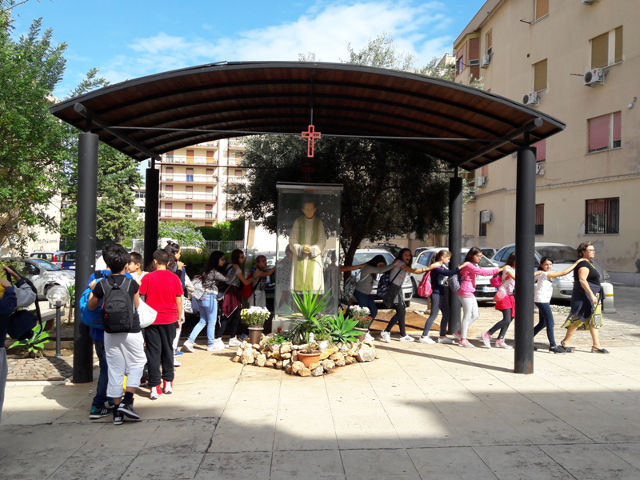 Il trenino insiema alla volontaria Matilde a piazzale A. Garibaldi