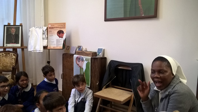 Alunni della Direzione Didattica Maneri di Palermo in visita presso la casa-museo del Beato Puglisi giorno 25 novembre 2016
