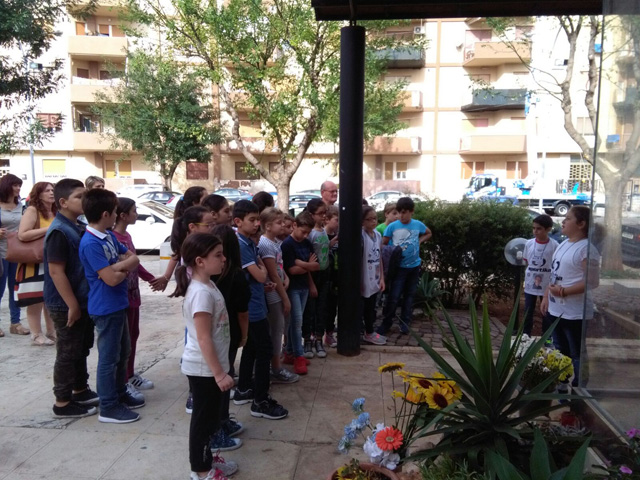 Due classi di V elementare della DD Maneri presso la casa museo del Beato Puglisi, guidati dai volontari del Centro Padre Nostro e dalle piccole guide
della scuola 'F. Orestano'