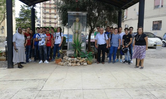 La classe 4W dell'I.T.I. A. Volta di Palermo in visita presso la casa-museo del Beato Puglisi