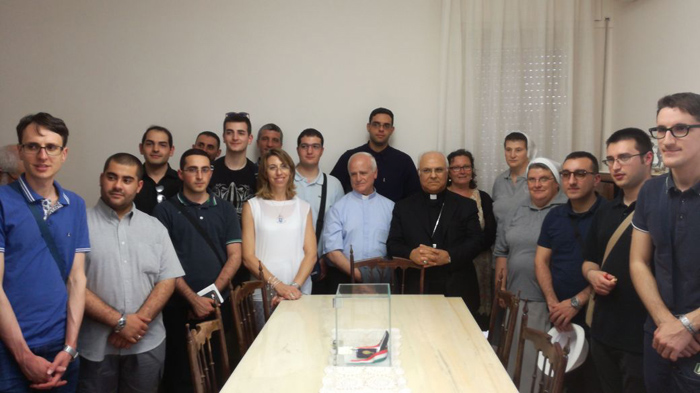 Mons. Vincenzo Bertolone visita la casa-museo del Beato Giuseppe Puglisi