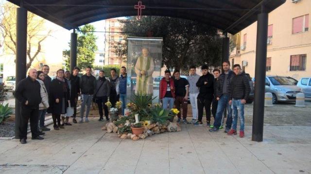 Il gruppo classe in obbligo formativo per la trasformazione dei prodotti agricoli, accompagnati dai docenti, in visita alla casa del Beato Giuseppe Puglisi