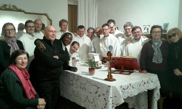 Un gruppo di sacerdoti visitano la casa-museo