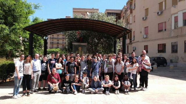 Gruppo adolescenti accompagnati dall�animatore e dal Parroco della parrocchia Maria Madre della Chiesa in Sant�Angelo Lodigiano (LO)