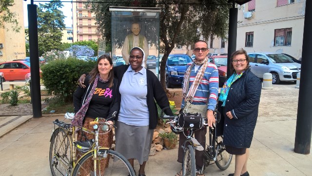 Turisti ciclisti di Savona in visita presso la casa-museo