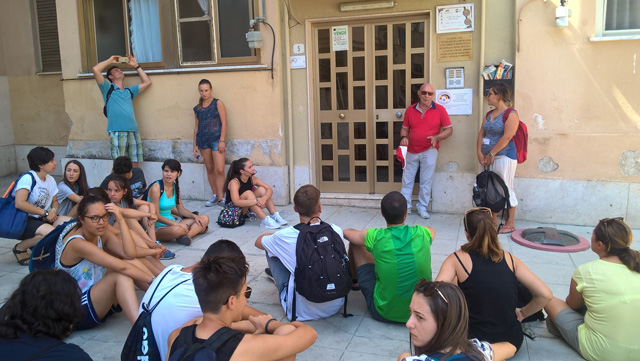Un gruppo di ragazzi di Reggio Emilia in visita presso la casa-museo