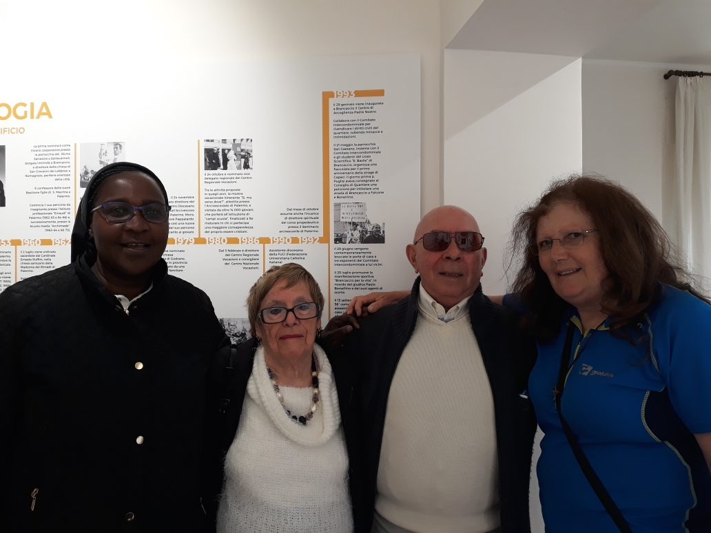 La signora Carla Salodini sul cammino della strada Francigena di Sicilia in visita oggi a Casa Museo del Beato Giuseppe Puglisi. Inseguito alla visita durante la quale la signora ha richiesto un timbro ricordo su un suo diario