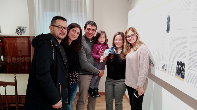 Don Michele,  parroco della Parrocchia Maria Addolorata di Matera, insieme ai suoi parrocchiani in visita presso la Casa Museo del Beato Giuseppe Puglisi il 9 gennaio 2018