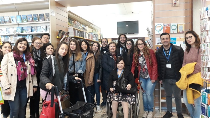 La riunione mensile tra gli OLP e i volontari in servizio civile del Centro di Accoglienza Padre Nostro presso la libreria Paoline di Palermo