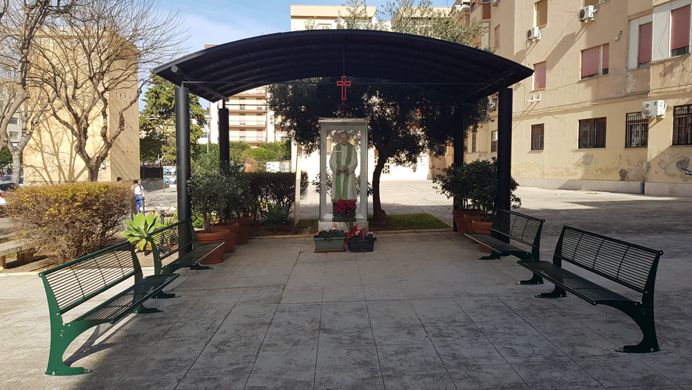Piazzetta Beato Padre Pino Puglisi. Installate quattro panchine nel luogo del martirio del Beato Puglisi