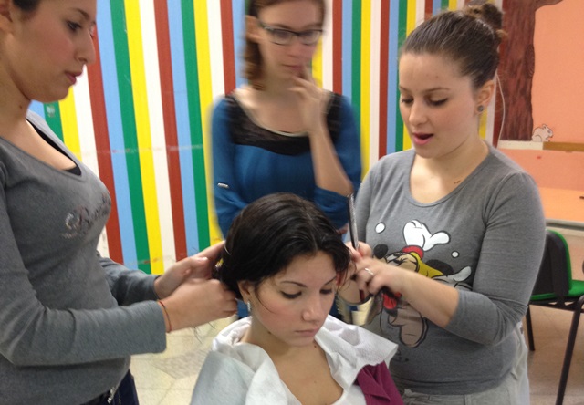 Le ragazze impegnate al laboratorio di parrucchieria