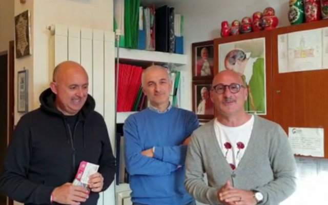 Sas� Salvaggio e Massimo Minutella al Centro Padre Nostro per donare la vincita di un Festival ad una famiglia di Brancaccio
