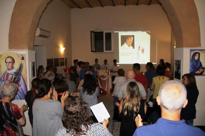 Un momento  di preghiera al Centro Diurno per Anziani aspettando la visita di Papa Francesco a Palermo