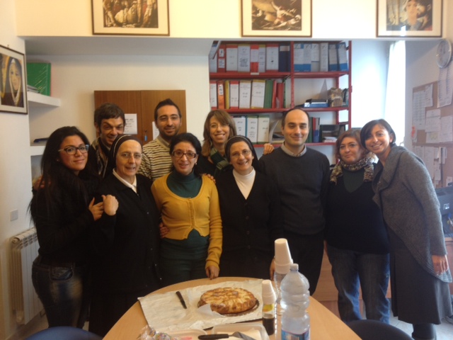 Nella foto suor Eliana con i volontari del Centro di Accoglienza Padre Nostro