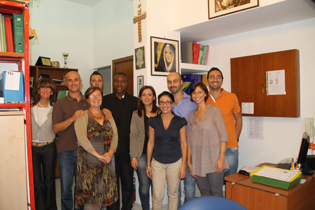 Foto di padre Emanuel insieme ai volontari del Centro di Accoglienza Padre Nostro